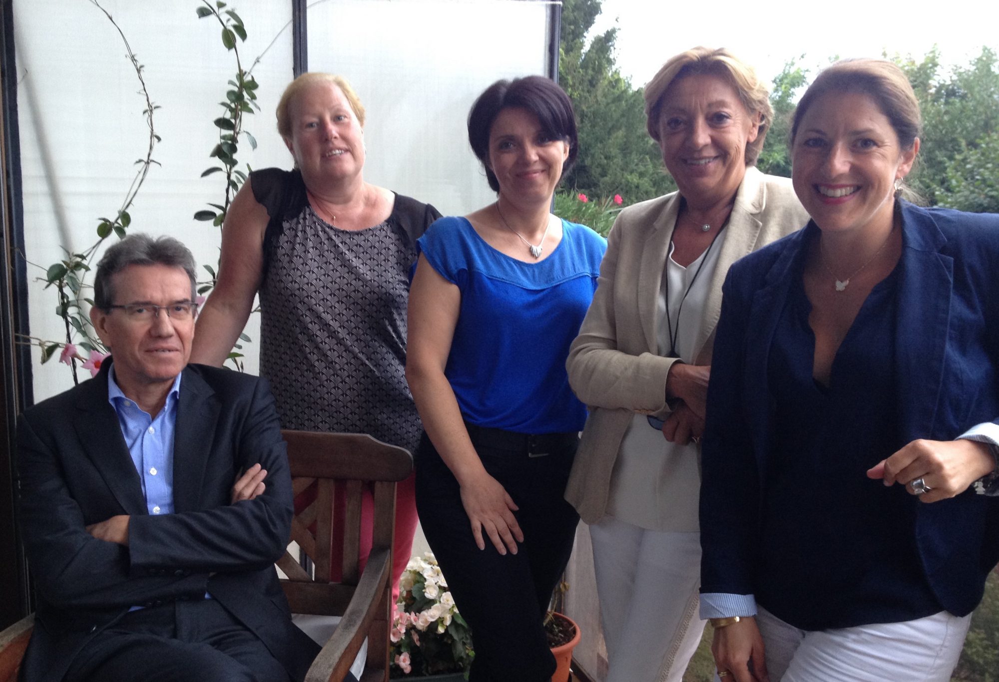 Géraldine Magnier avec des membres du comité d'administration de l'association et une bénévole.